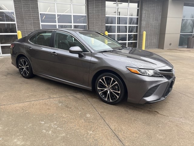 Used 2019 Toyota Camry SE with VIN 4T1B11HK8KU268089 for sale in Kansas City