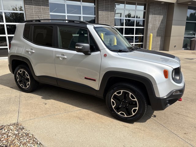 2016 Jeep Renegade Trailhawk photo 2