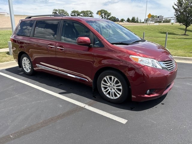 Used 2017 Toyota Sienna XLE Premium with VIN 5TDYZ3DC9HS772889 for sale in Kansas City
