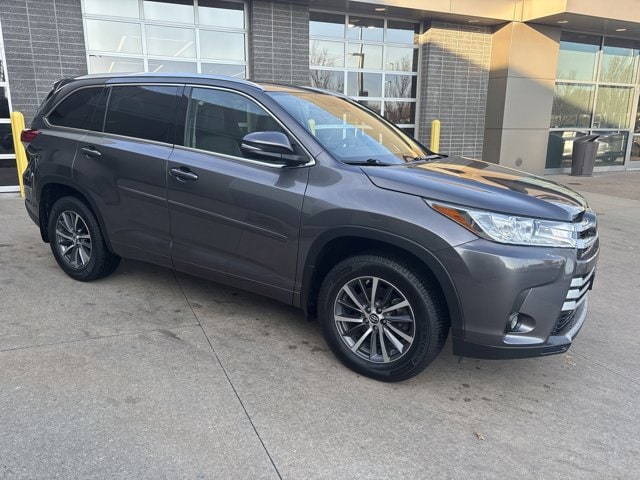 Used 2017 Toyota Highlander XLE with VIN 5TDJZRFH4HS397040 for sale in Kansas City