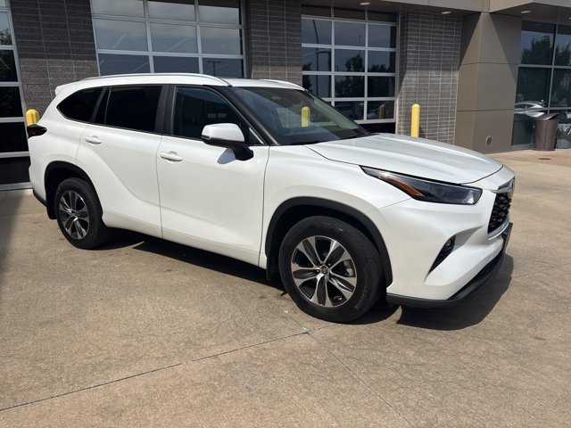 Used 2023 Toyota Highlander XLE with VIN 5TDKDRBH1PS003274 for sale in Kansas City
