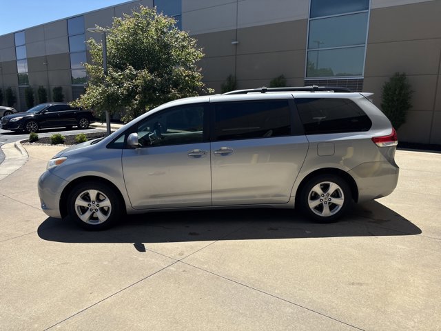 2014 Toyota Sienna LE photo 5