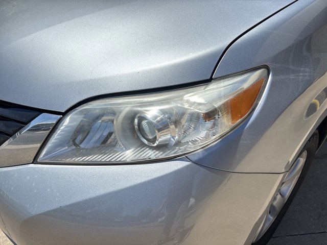 2014 Toyota Sienna LE photo 4