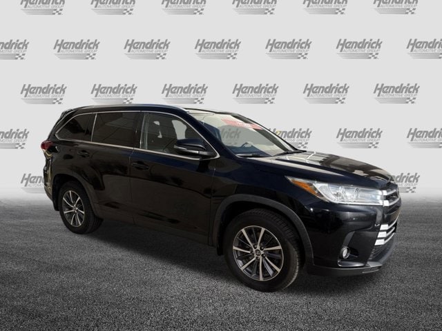 Used 2019 Toyota Highlander XLE with VIN 5TDJZRFH0KS602070 for sale in Kansas City