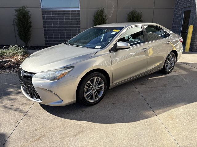 2015 Toyota Camry SE photo 3