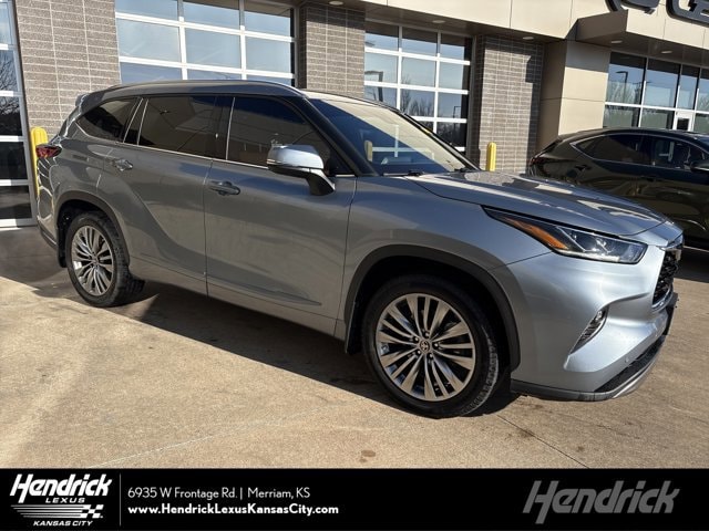 2022 Toyota Highlander Platinum's photo
