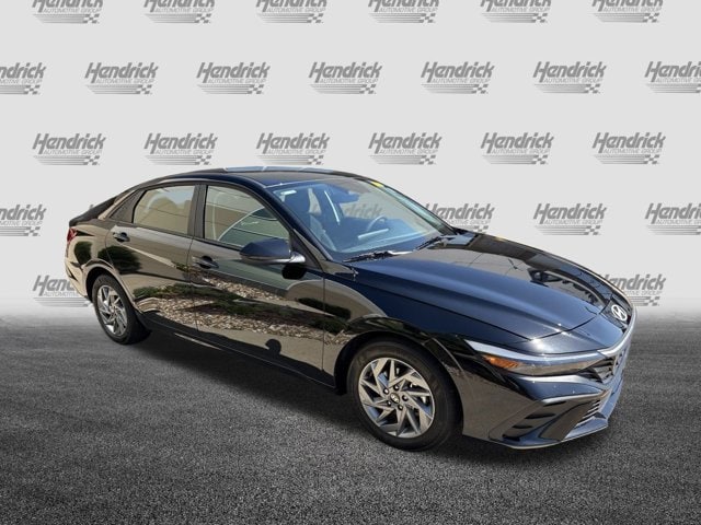 Used 2024 Hyundai Elantra SEL with VIN KMHLM4DG6RU852421 for sale in Kansas City