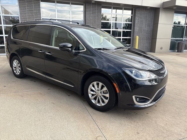 Used 2018 Chrysler Pacifica Touring L with VIN 2C4RC1BG1JR214081 for sale in Kansas City