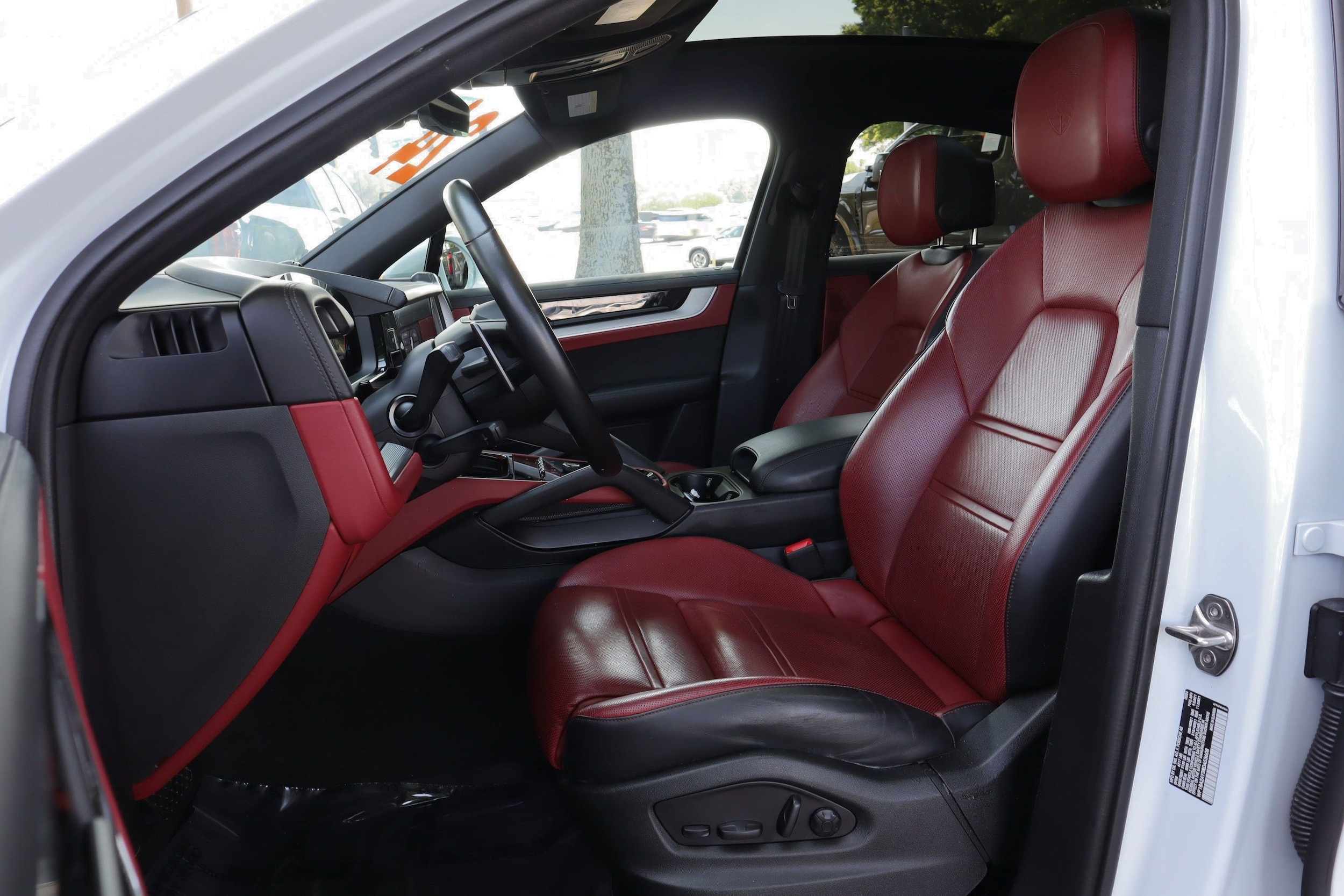 2024 Porsche Cayenne photo 3