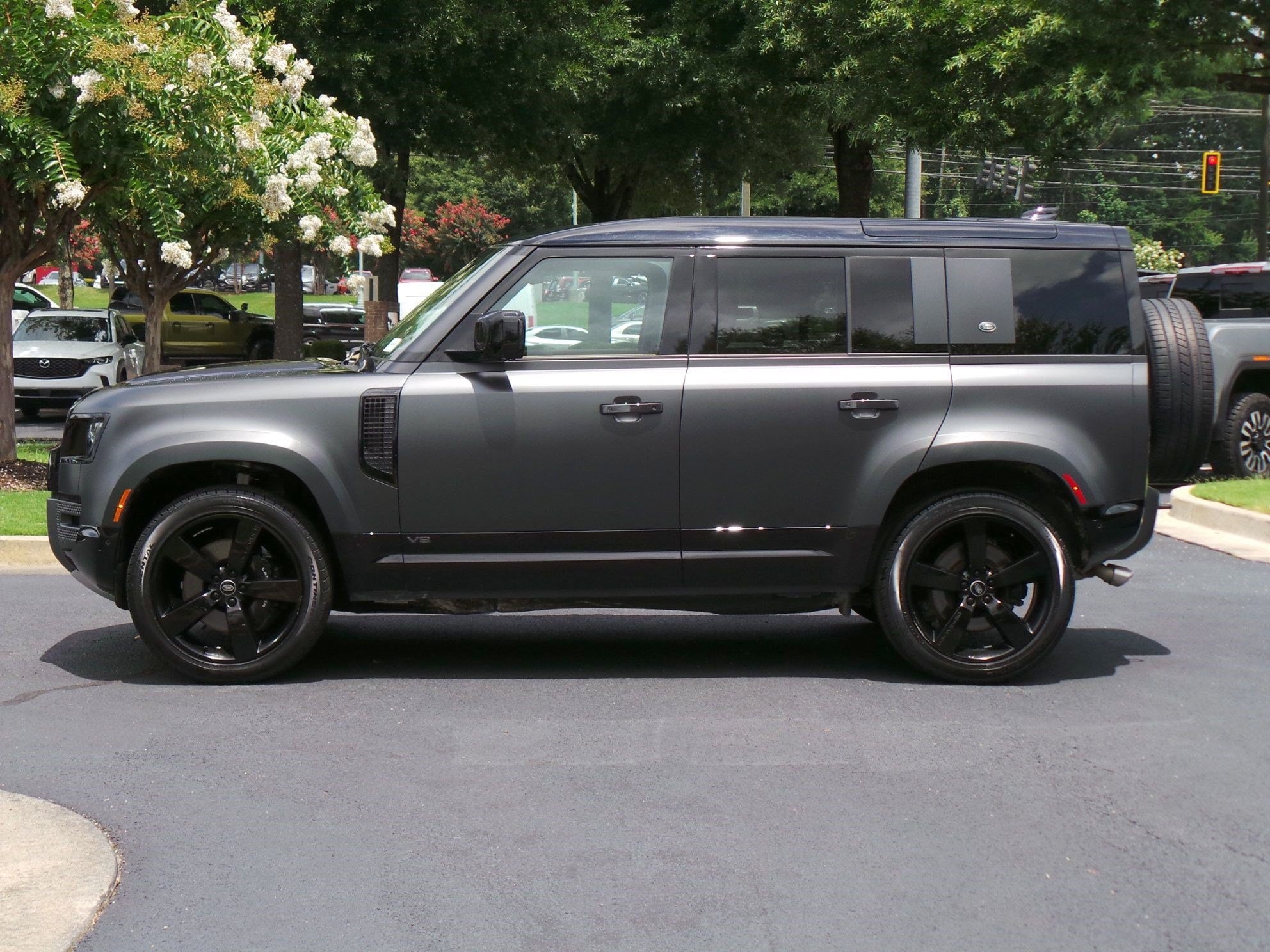 2023 Land Rover Defender V8
