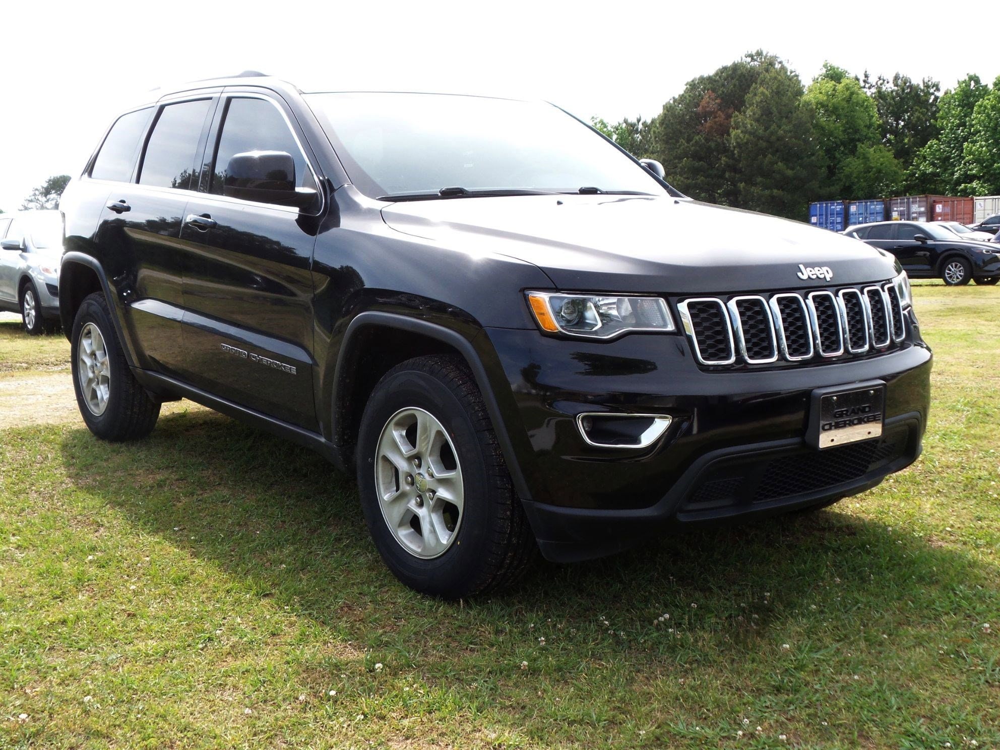2017 Jeep Grand Cherokee Laredo photo 2
