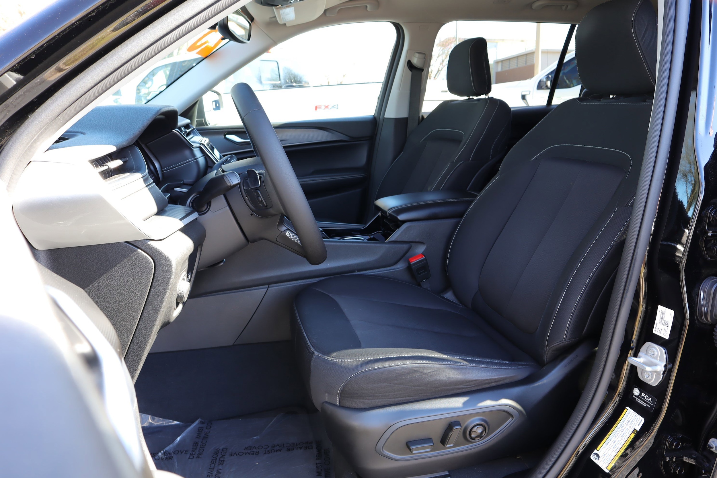 2023 Jeep Grand Cherokee L Laredo photo 3