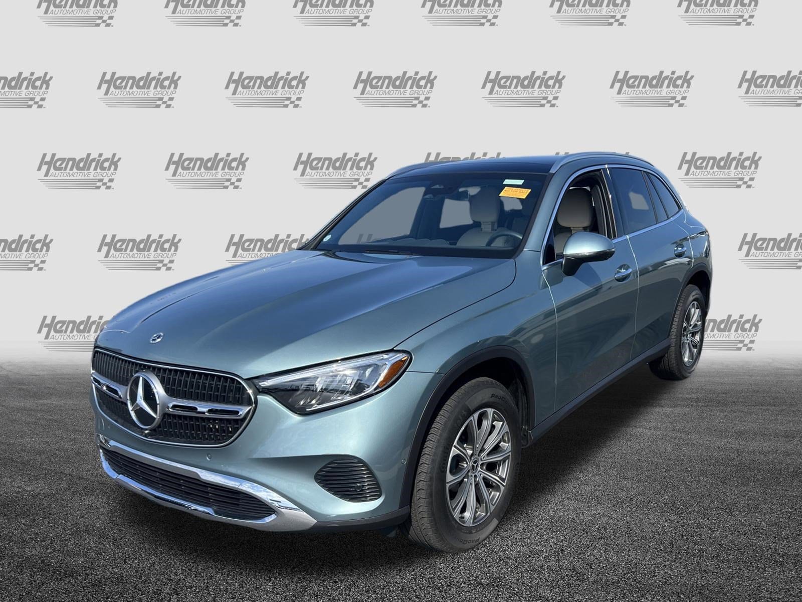 2025 Mercedes-Benz GLC 300 photo 4