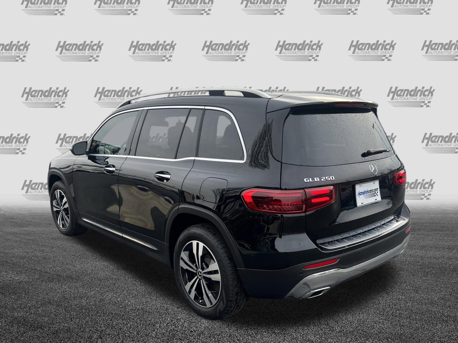 2025 Mercedes-Benz GLB 250 photo 3