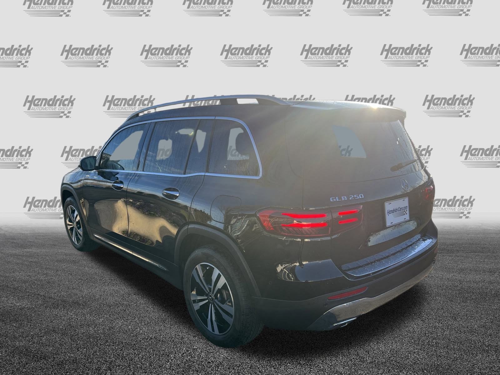 2025 Mercedes-Benz GLB 250 photo 3