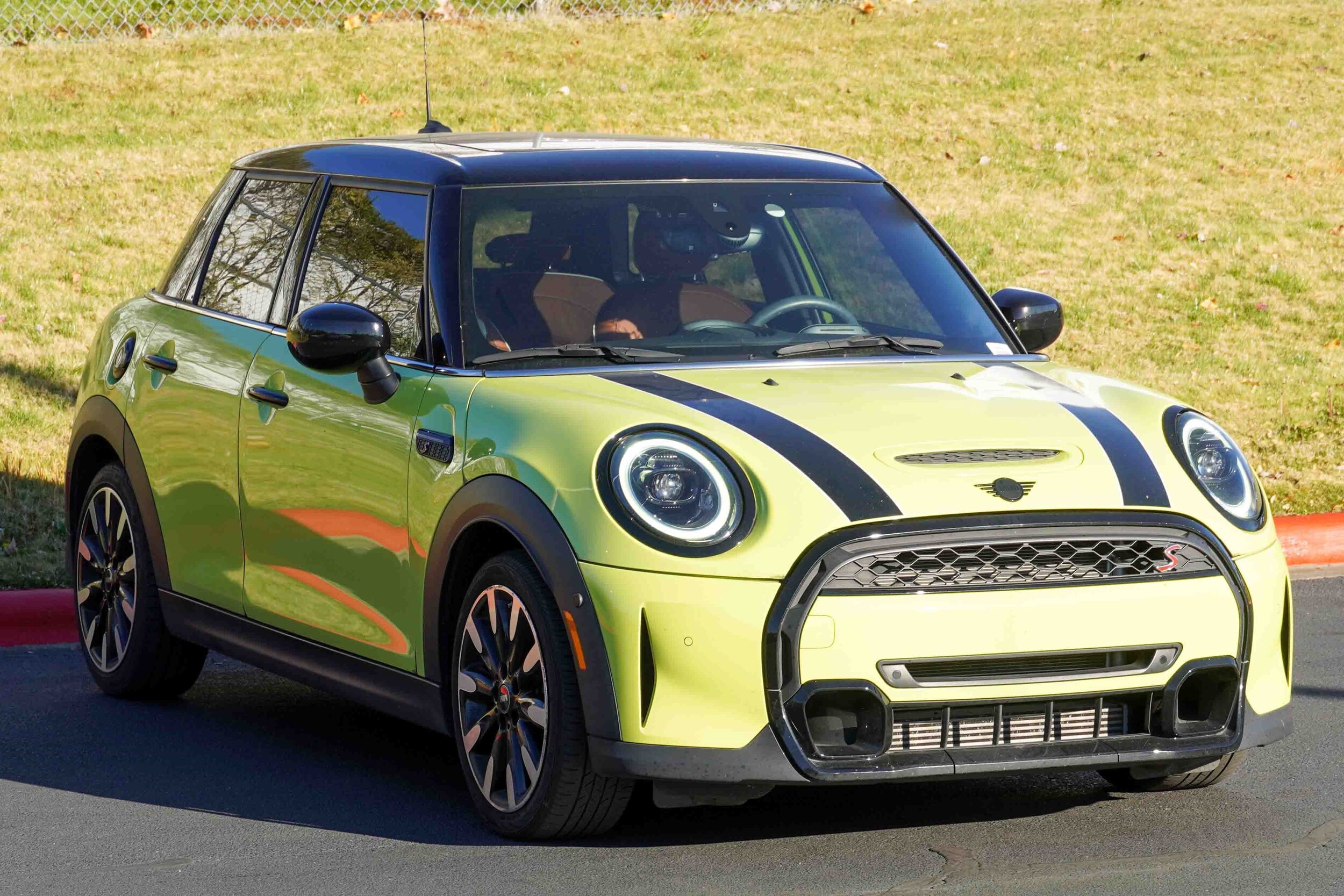 2023 Mini Cooper 4 Door Hardtop S photo 2