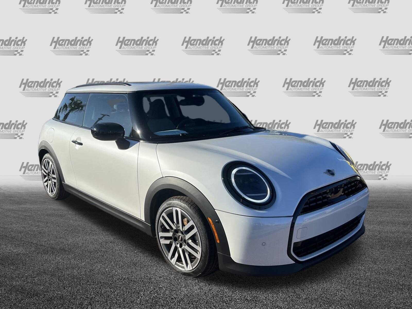 2025 Mini Cooper 2 Door Hardtop Signature photo 2