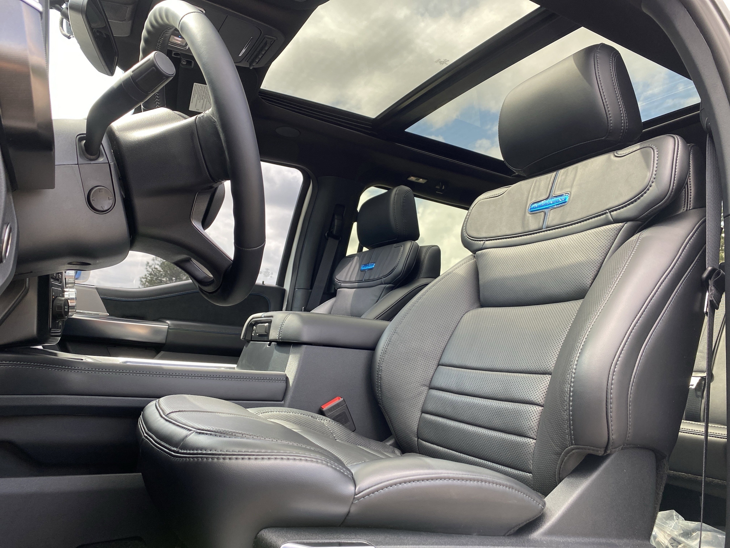 2026 Ford Super Duty F-450 DRW Platinum photo 5