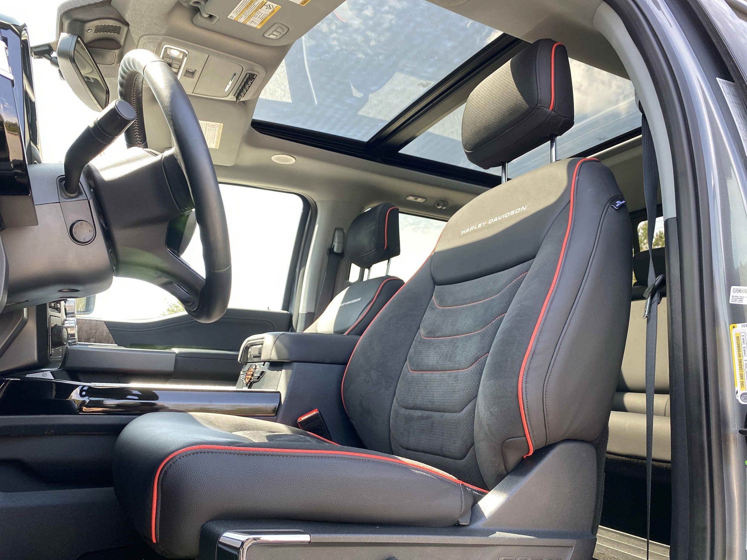 2024 Ford Super Duty F-250 SRW LARIAT photo 5