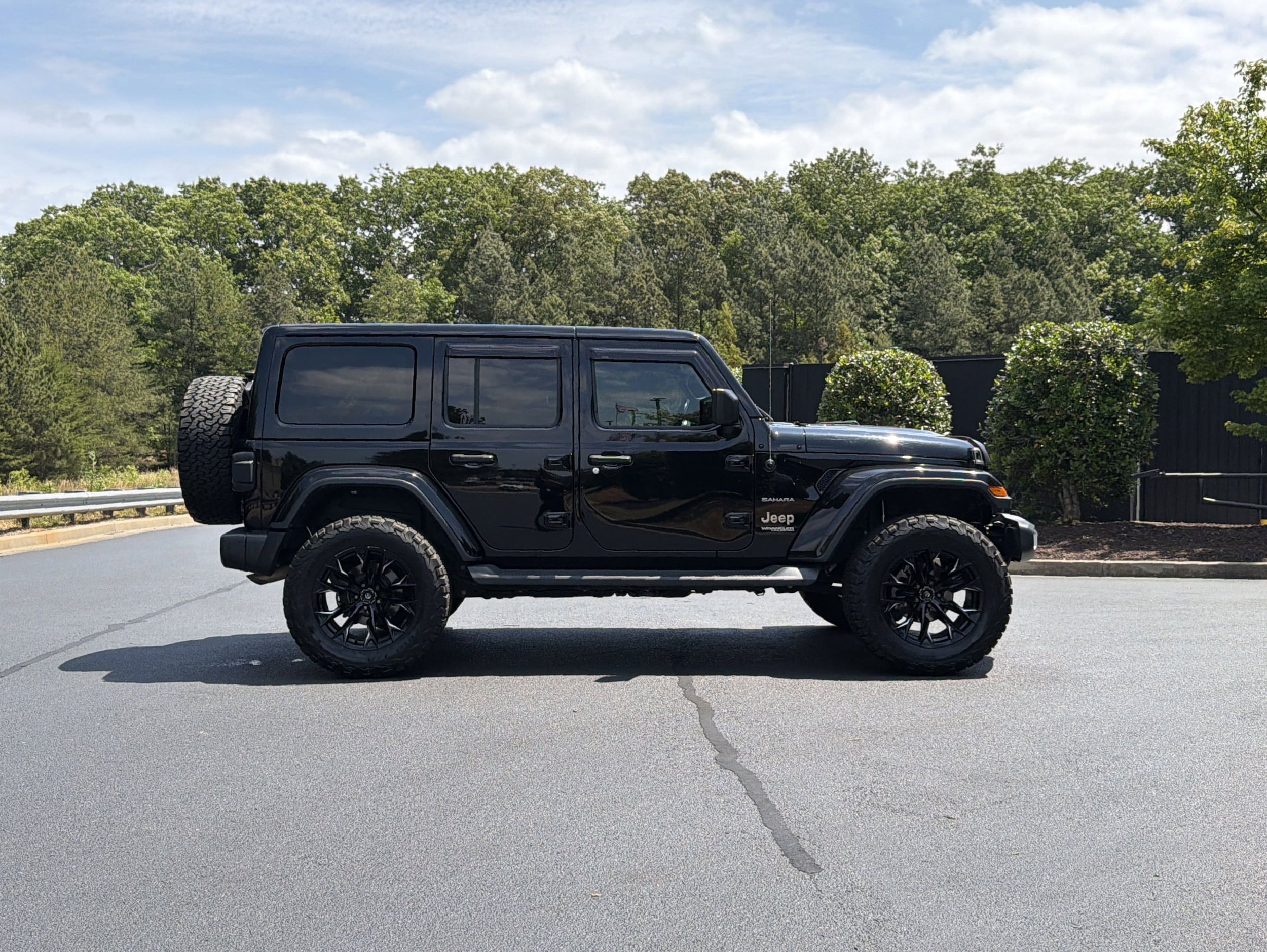 2020 Jeep Wrangler Unlimited Sahara photo 4