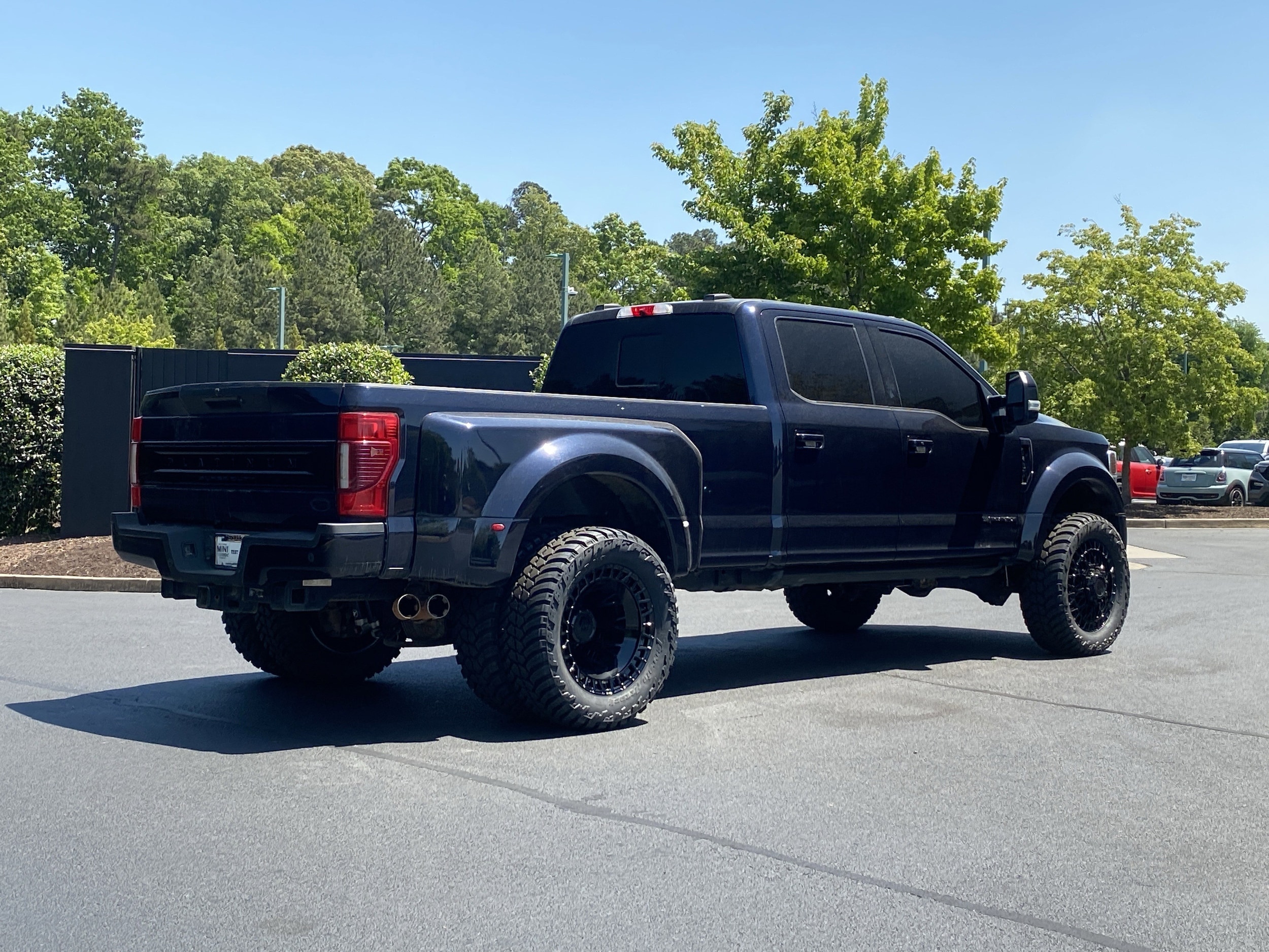 2022 Ford Super Duty F-450 DRW Platinum photo 2