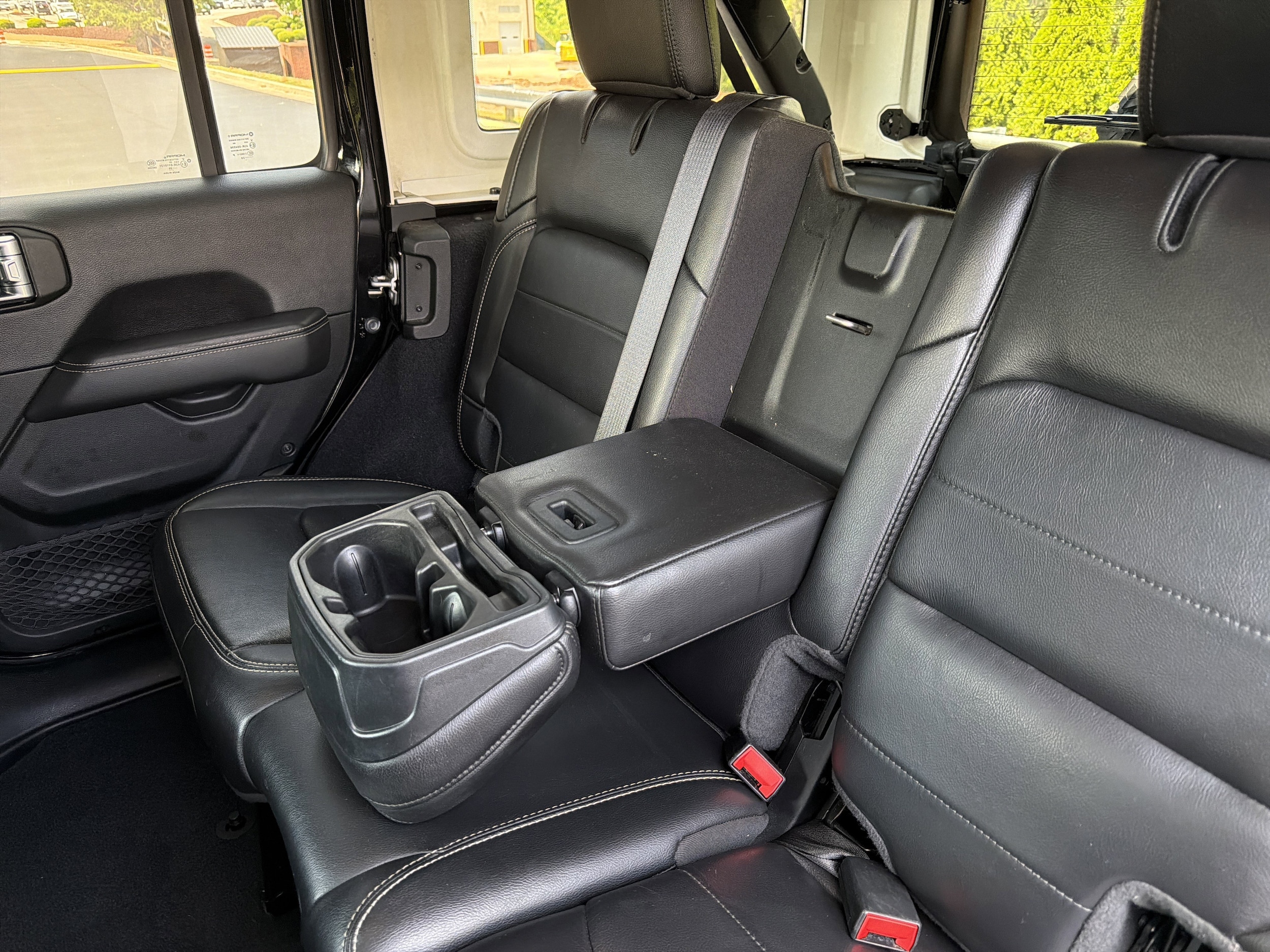 2020 Jeep Wrangler Unlimited Sahara photo 3