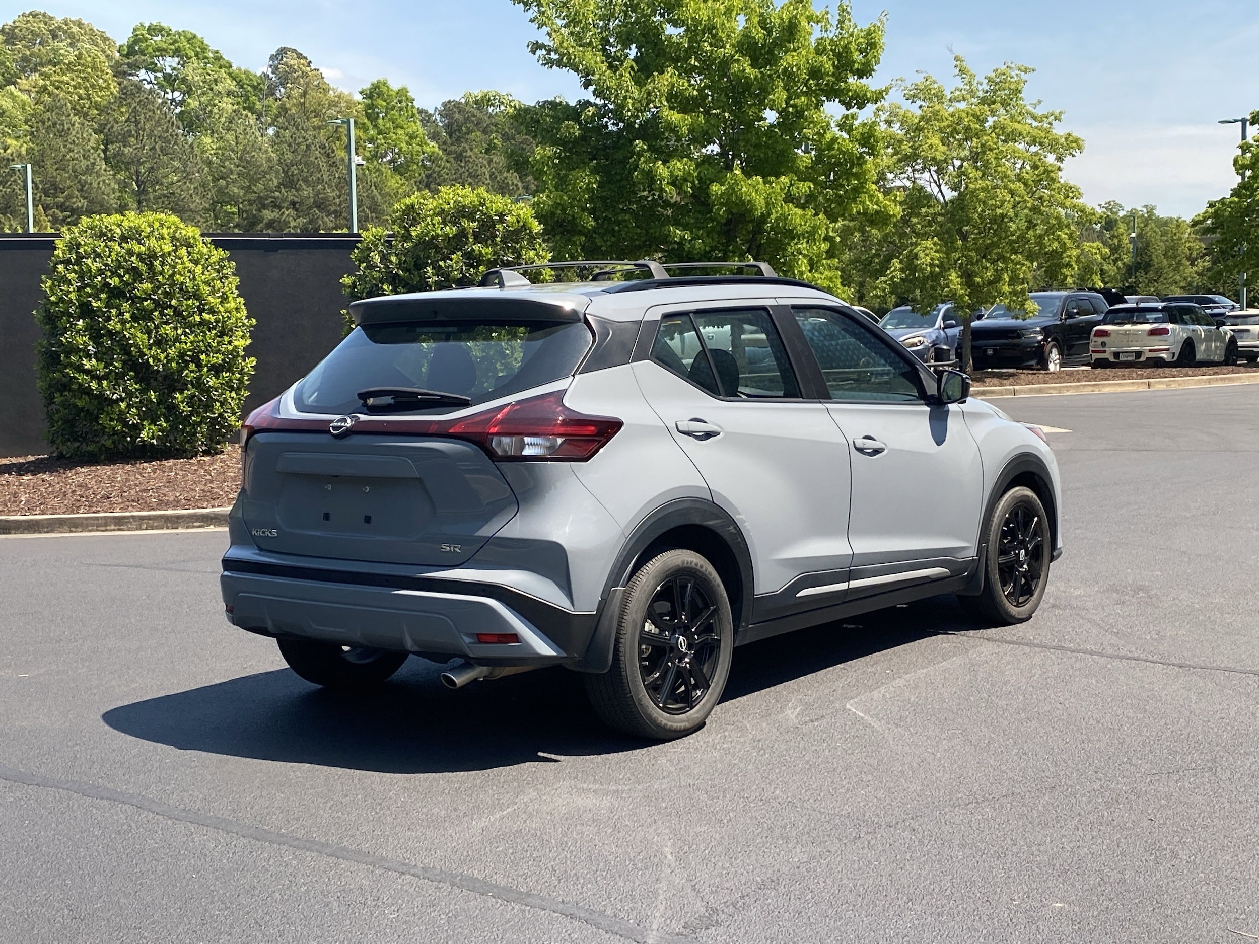 2022 Nissan Kicks SR photo 2