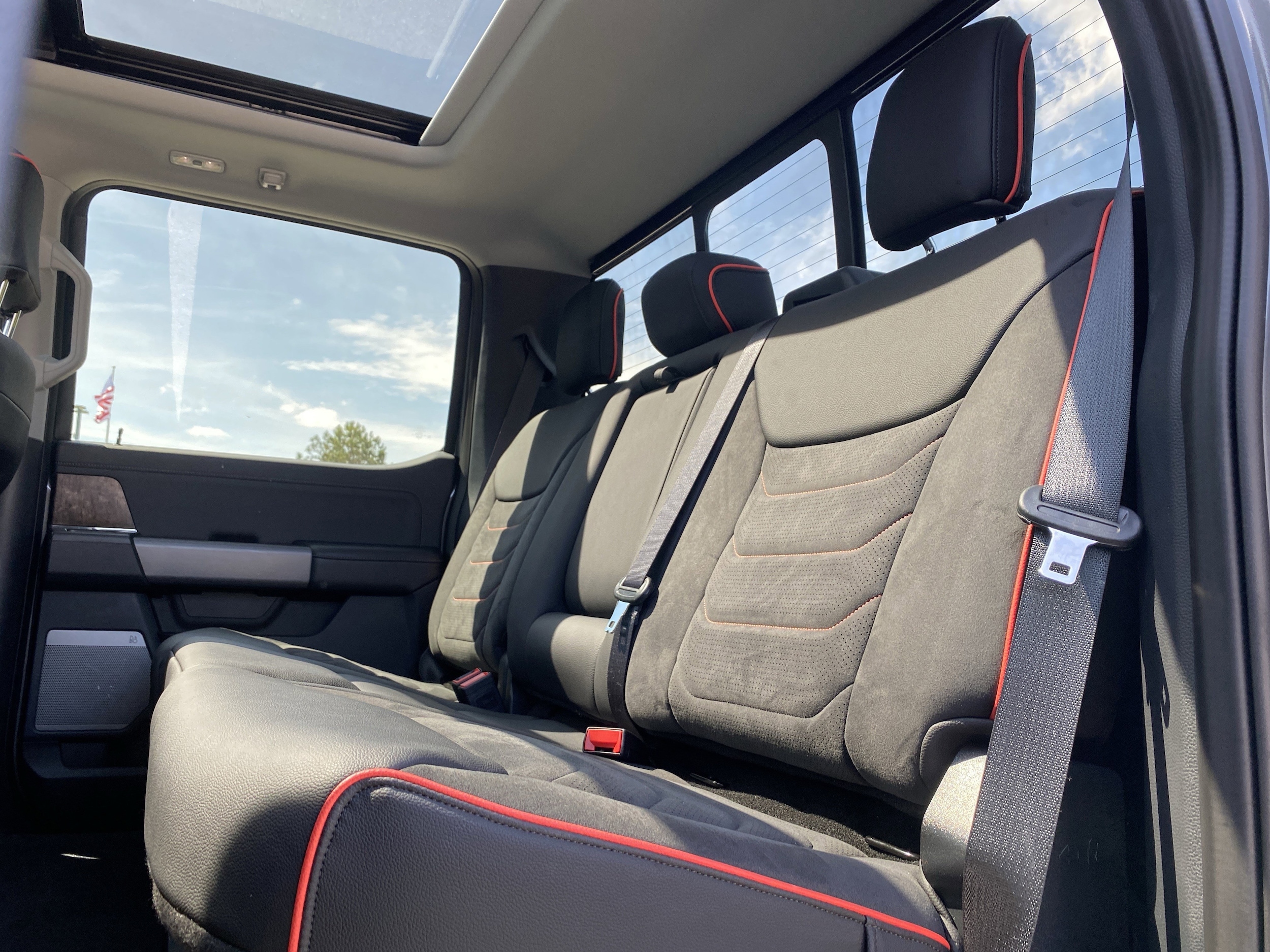 2024 Ford Super Duty F-250 SRW LARIAT photo 6