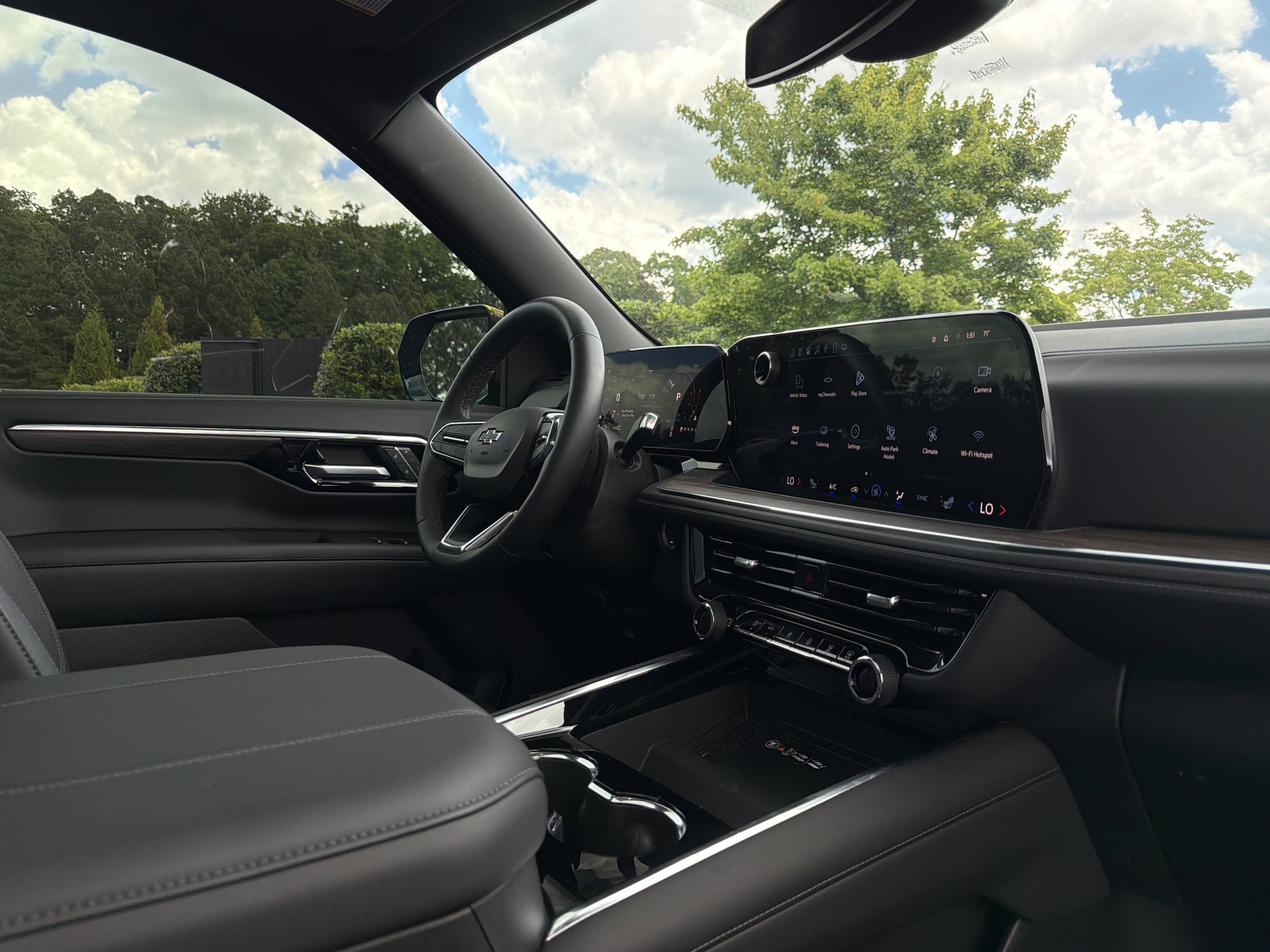 2025 Chevrolet Suburban Z71 photo 4
