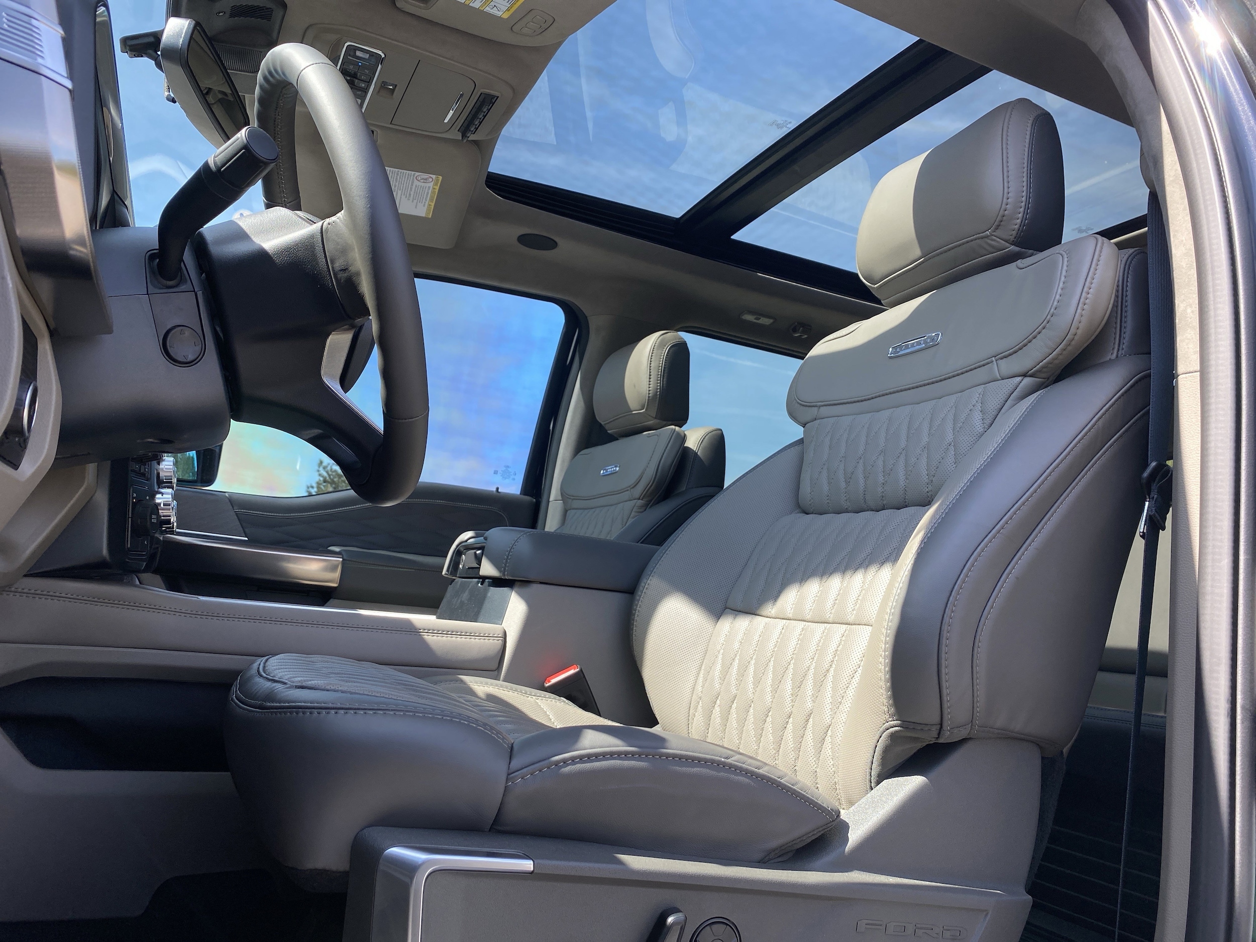 2026 Ford Super Duty F-450 DRW Platinum photo 5