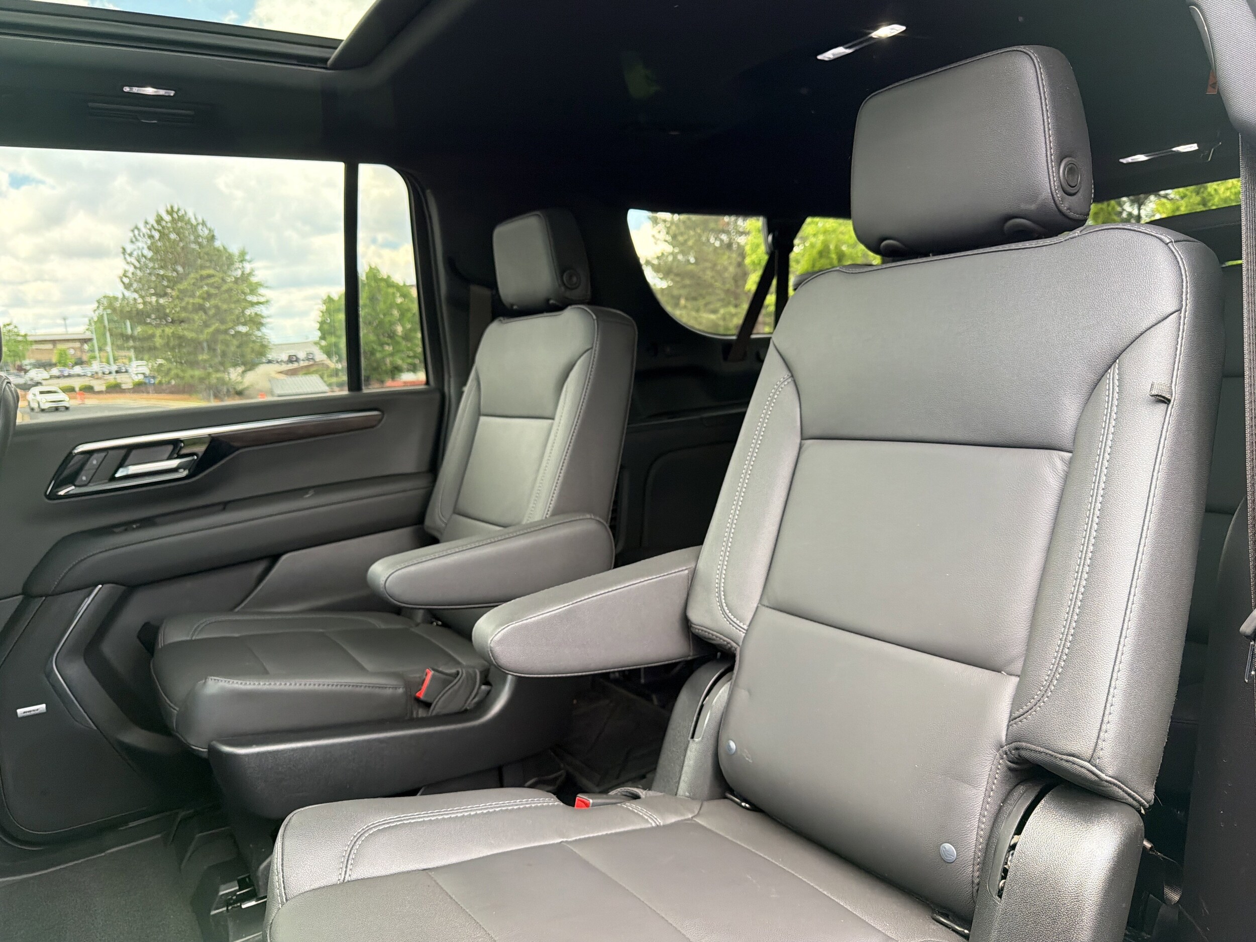 2025 Chevrolet Suburban Z71 photo 3