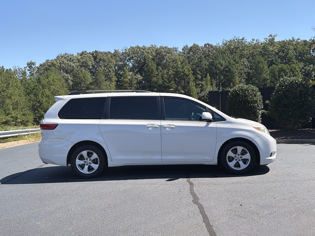 Used 2017 Toyota Sienna LE Minivan
