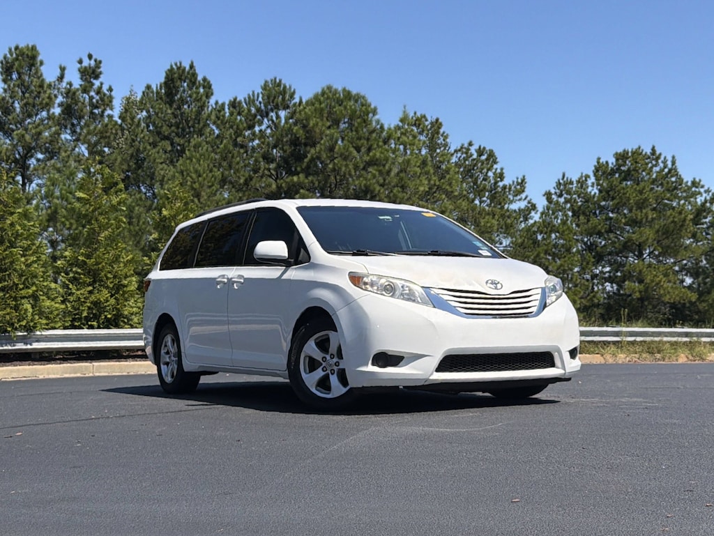 Used 2017 Toyota Sienna LE Minivan