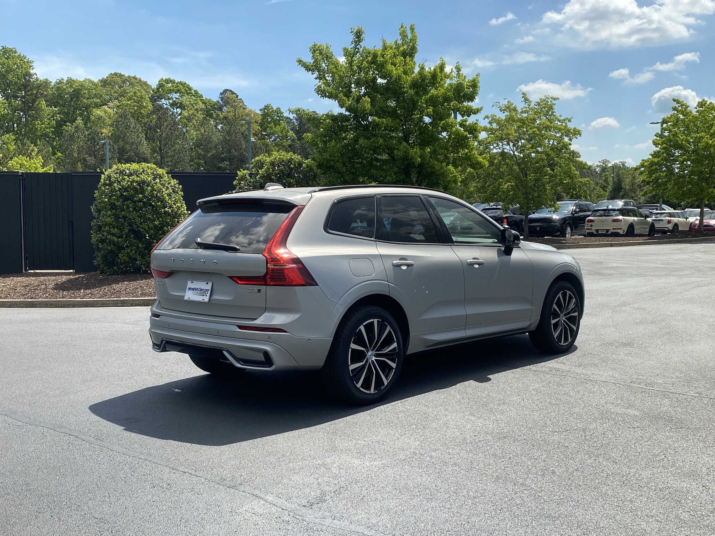 2025 Volvo XC60 Plus photo 2