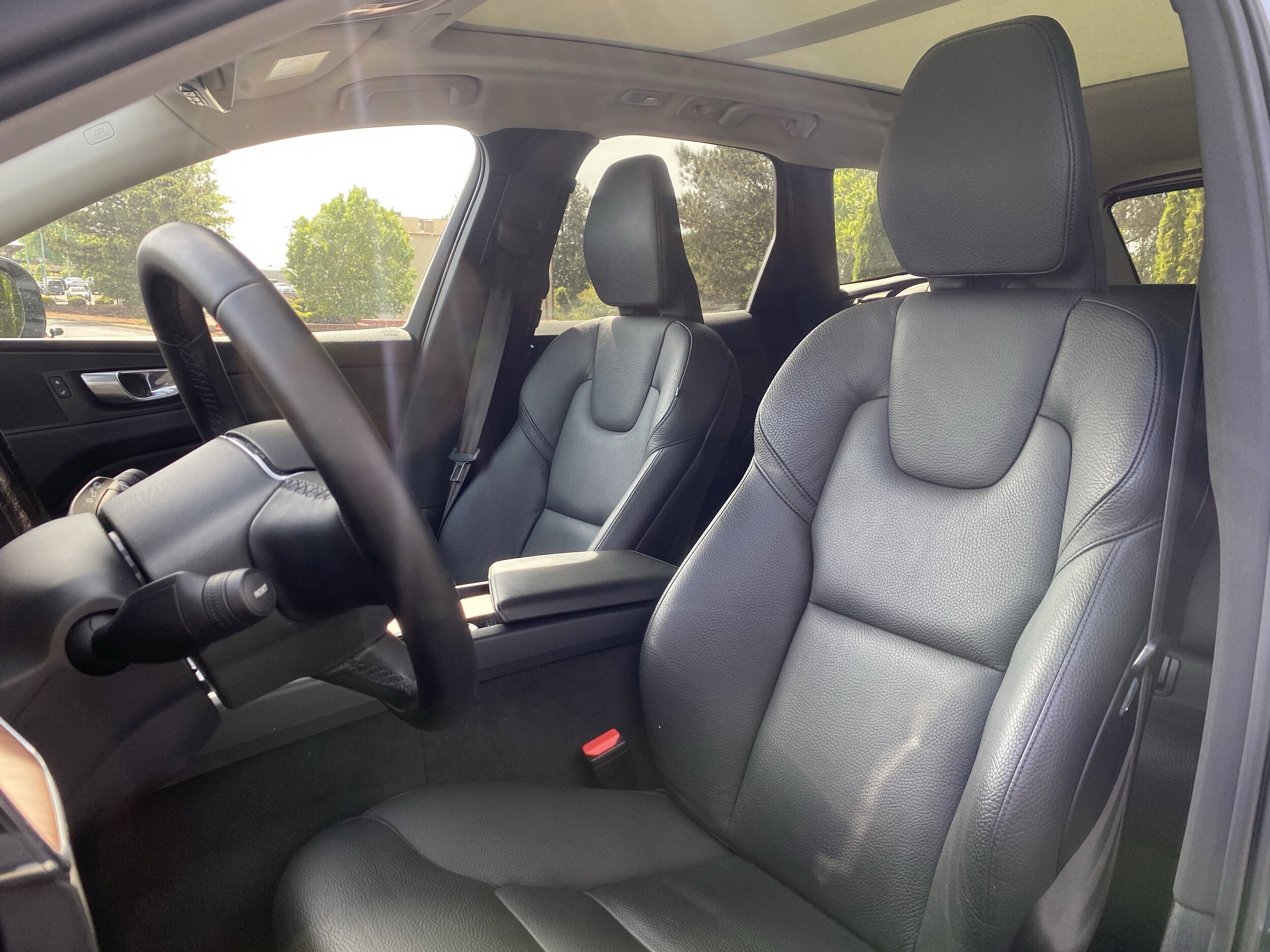 2024 Volvo XC60 Plus Dark Theme photo 5