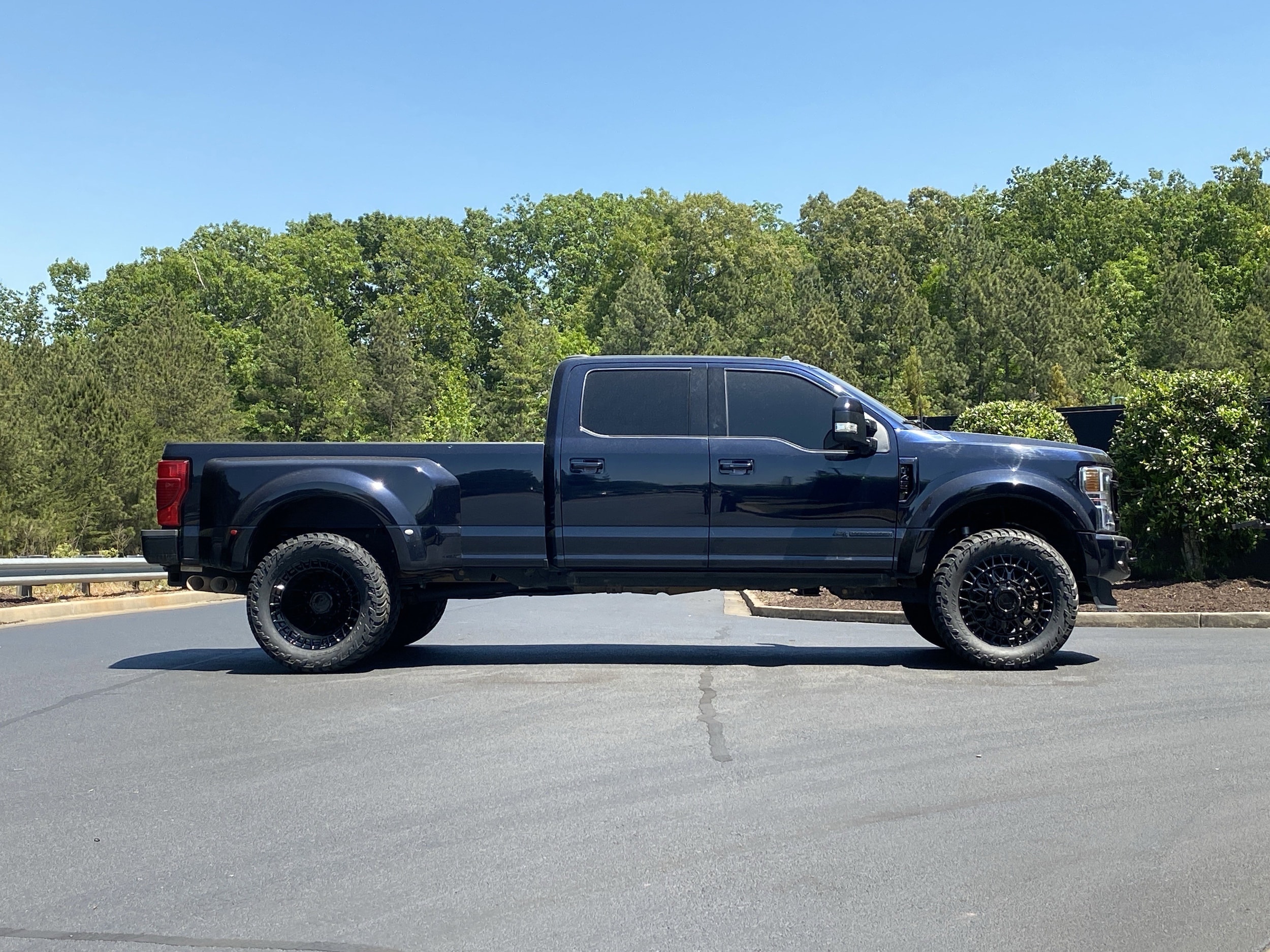 2022 Ford Super Duty F-450 DRW Platinum photo 4