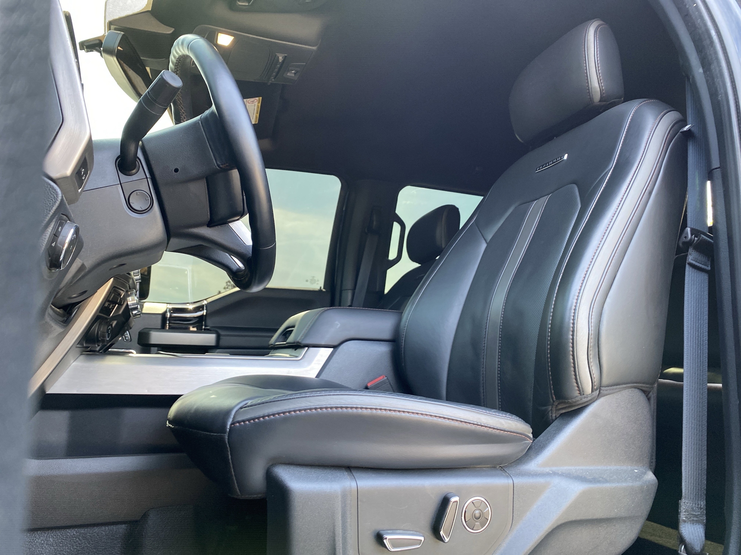 2022 Ford Super Duty F-450 DRW Platinum photo 6