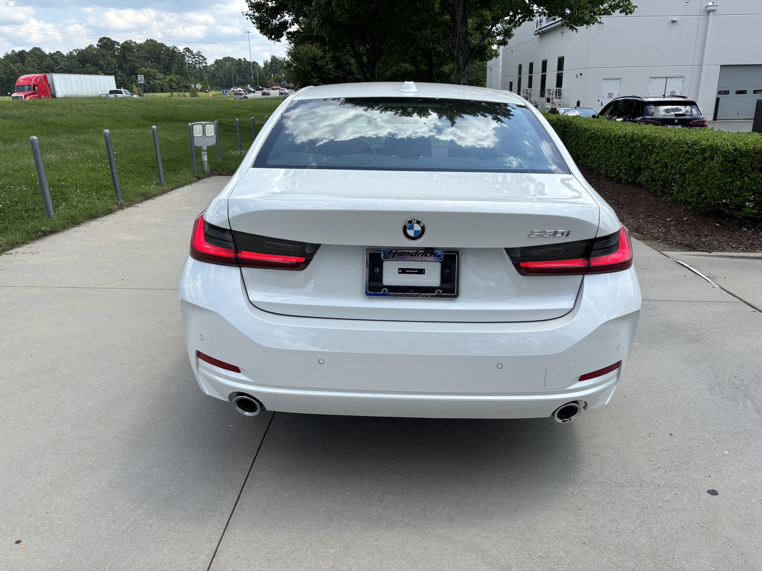 2025 BMW 3 Series 330i photo 3