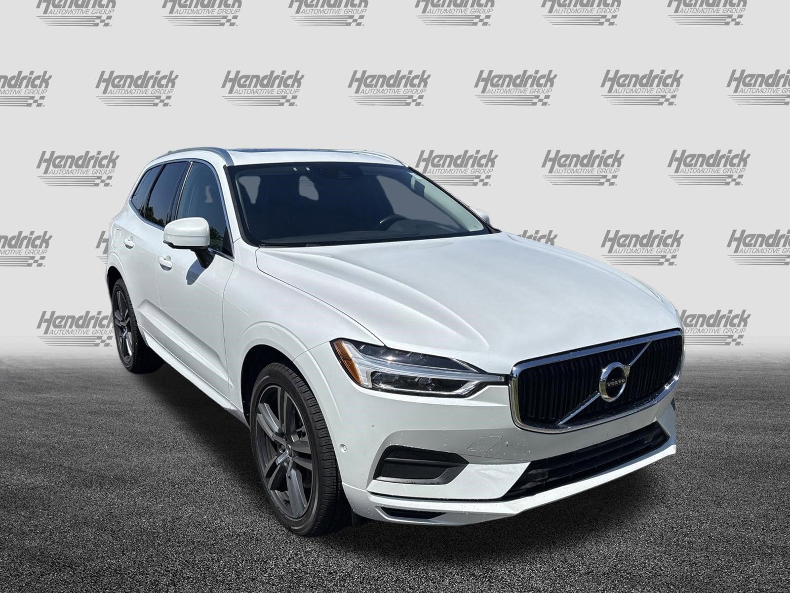 2018 Volvo XC60 Momentum photo 2