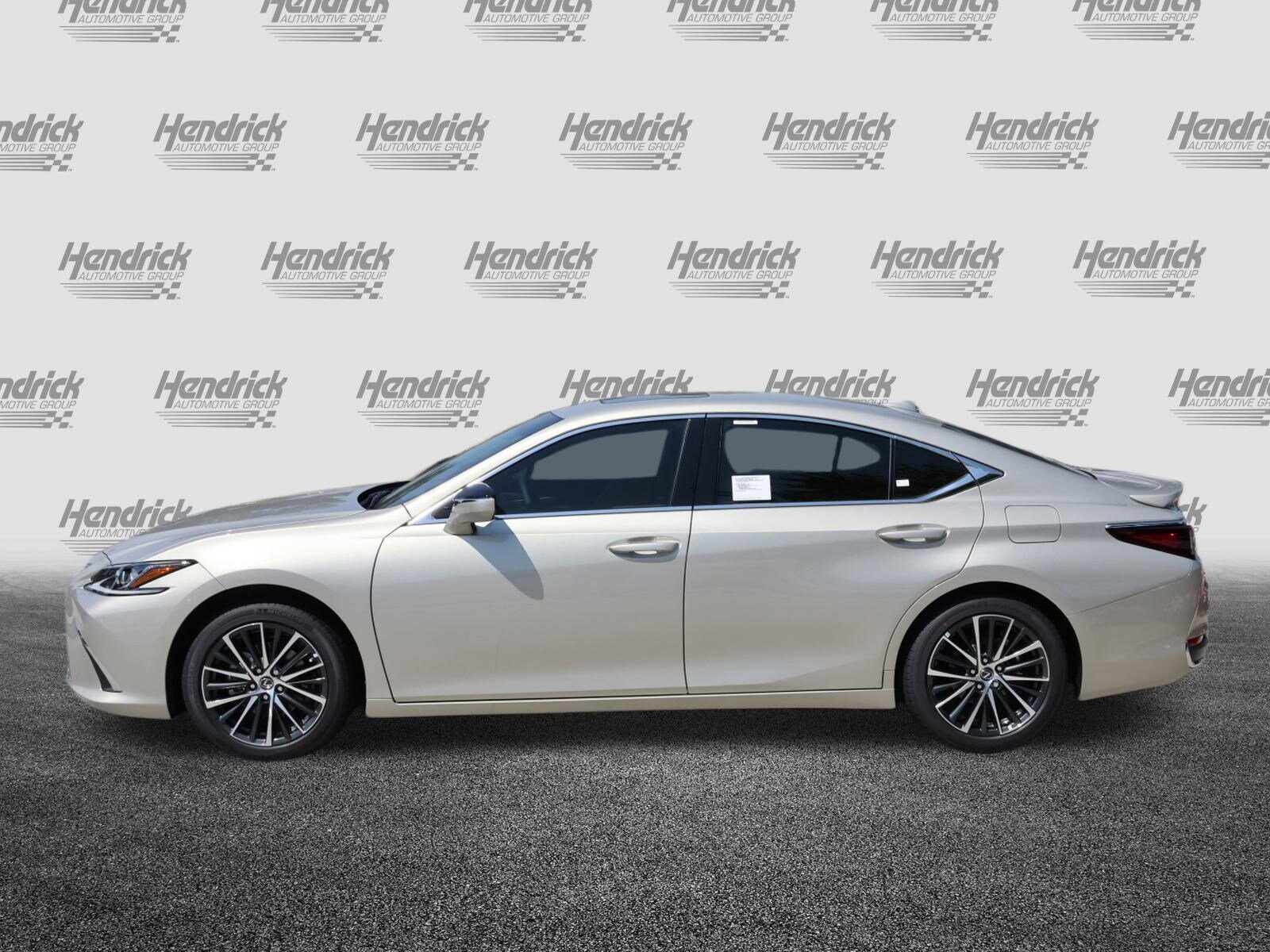 2025 Lexus ES 300h photo 3