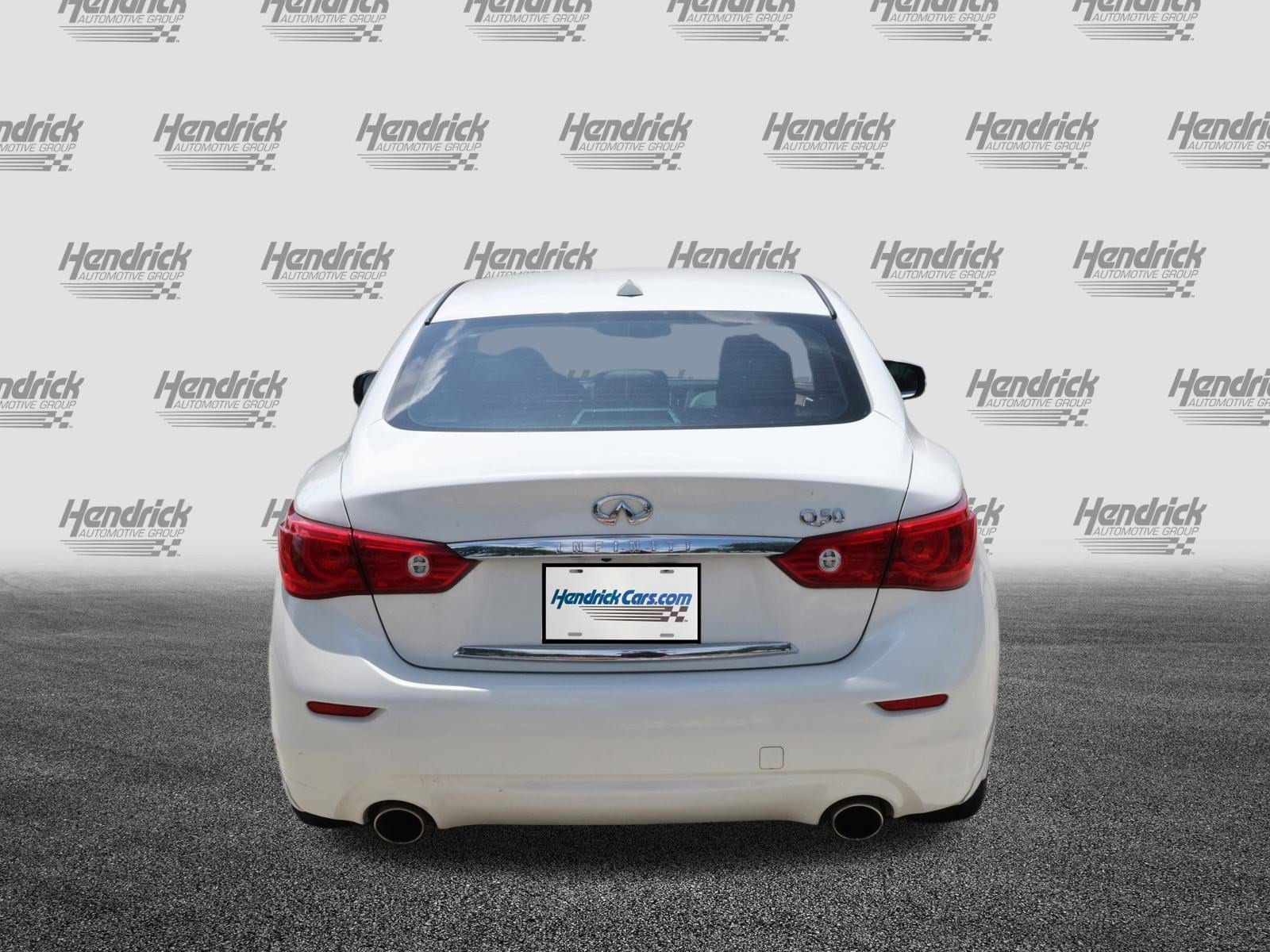 INFINITI Q50 Premium