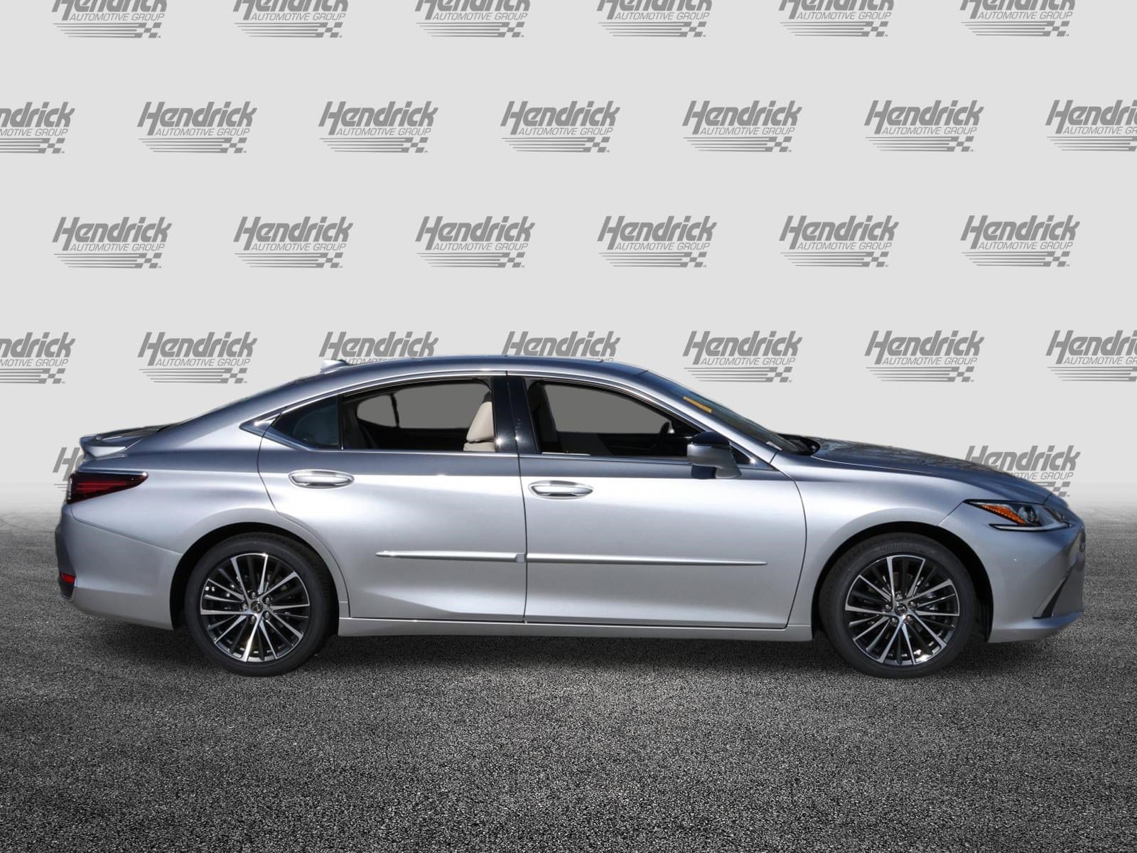 2025 LEXUS ES 300h photo 3