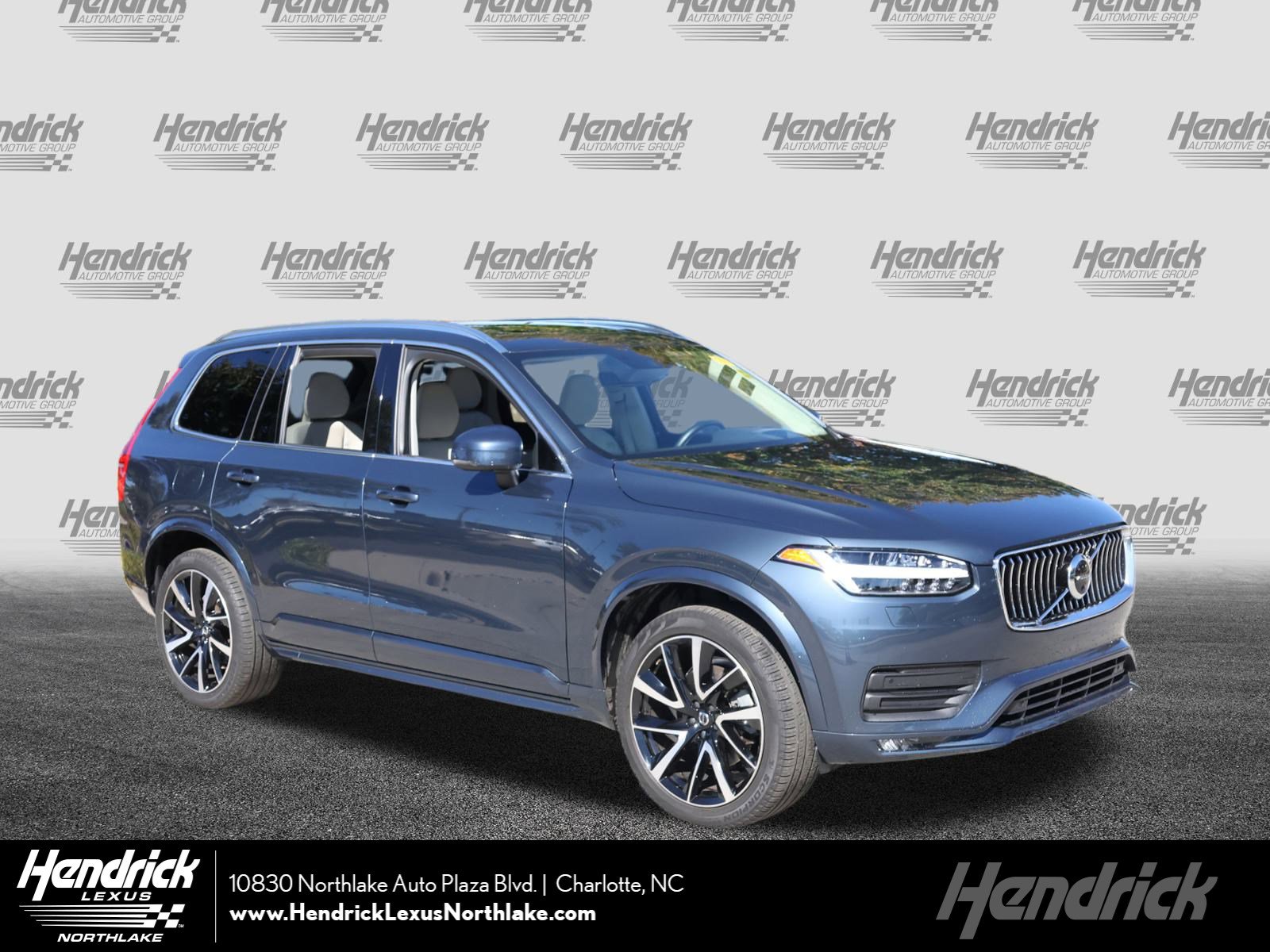 2022 Volvo XC90 Momentum's photo