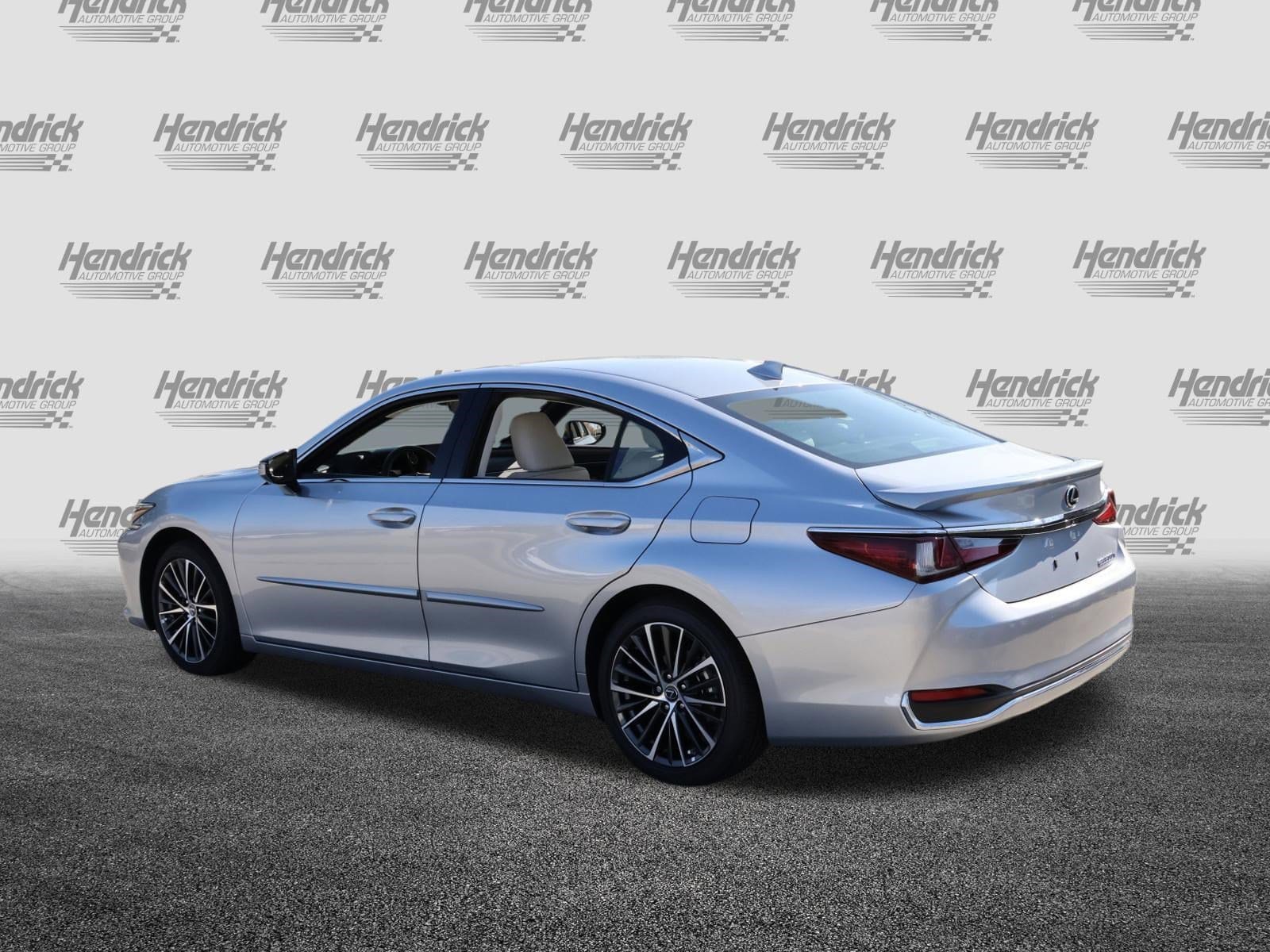 2025 LEXUS ES 300h photo 4