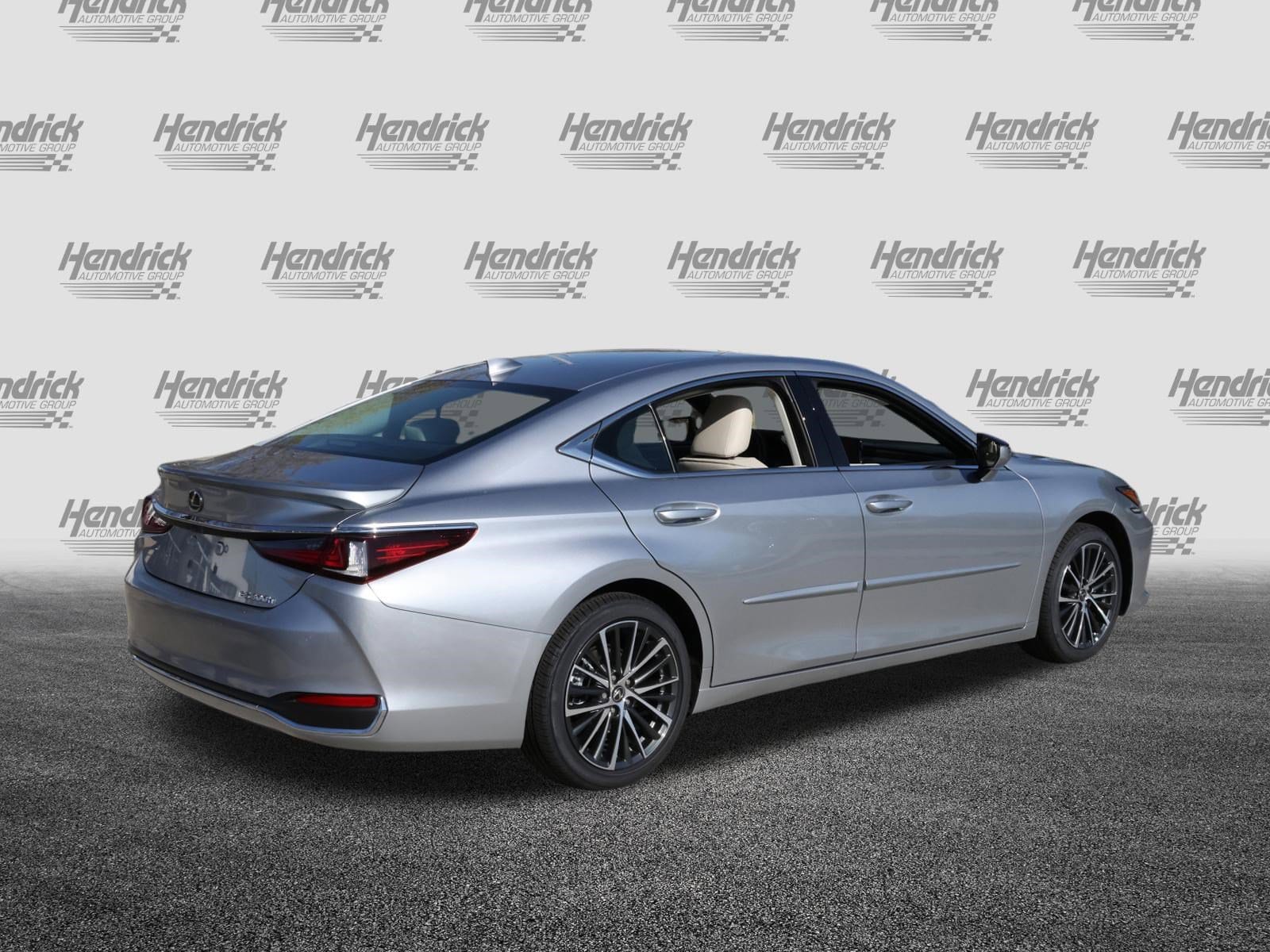 2025 LEXUS ES 300h photo 6
