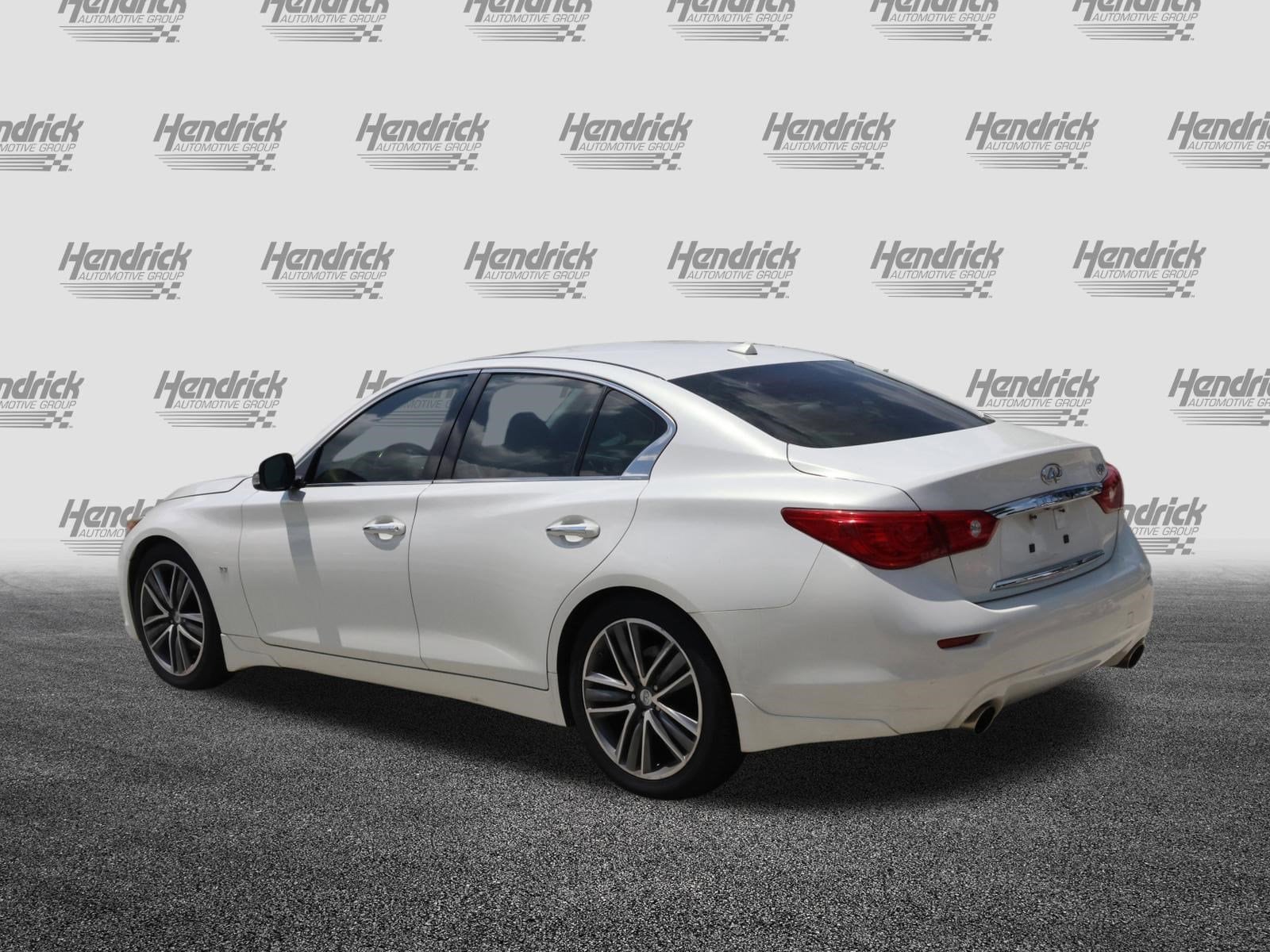 INFINITI Q50 Premium