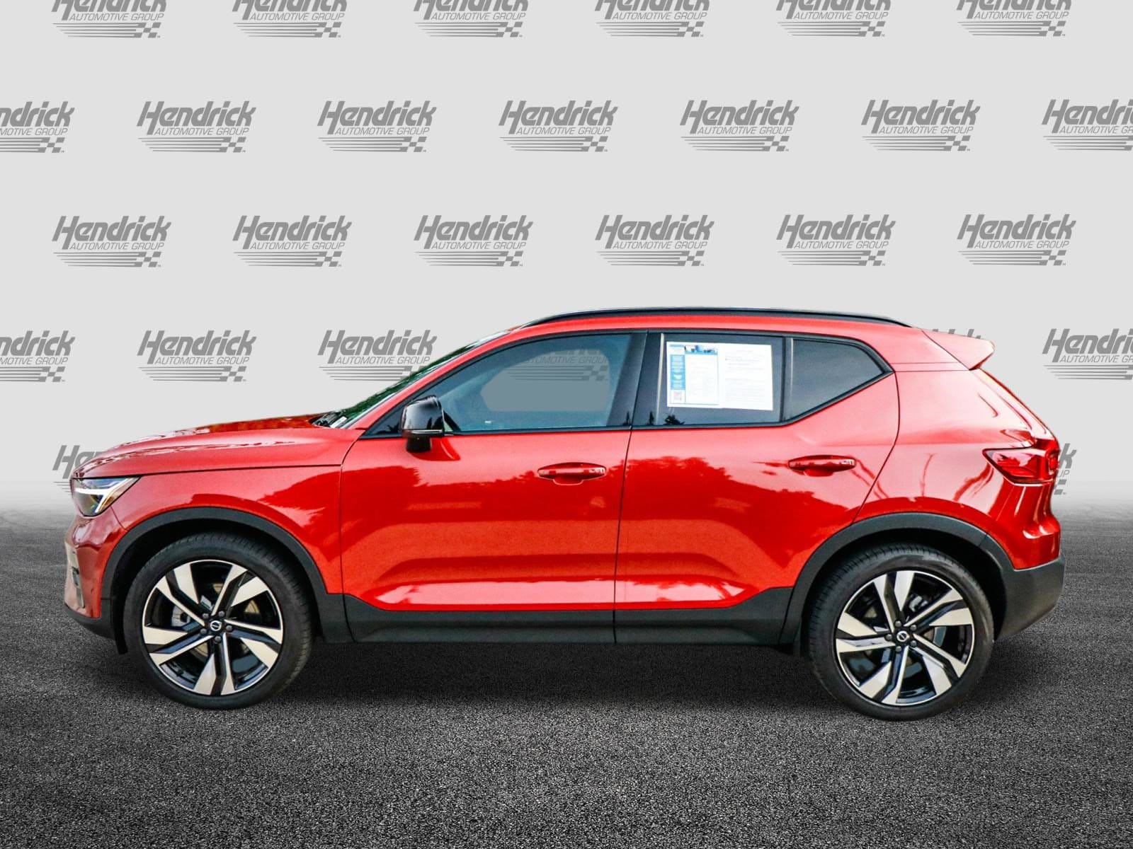 2025 Volvo XC40 Plus Dark Theme photo 4