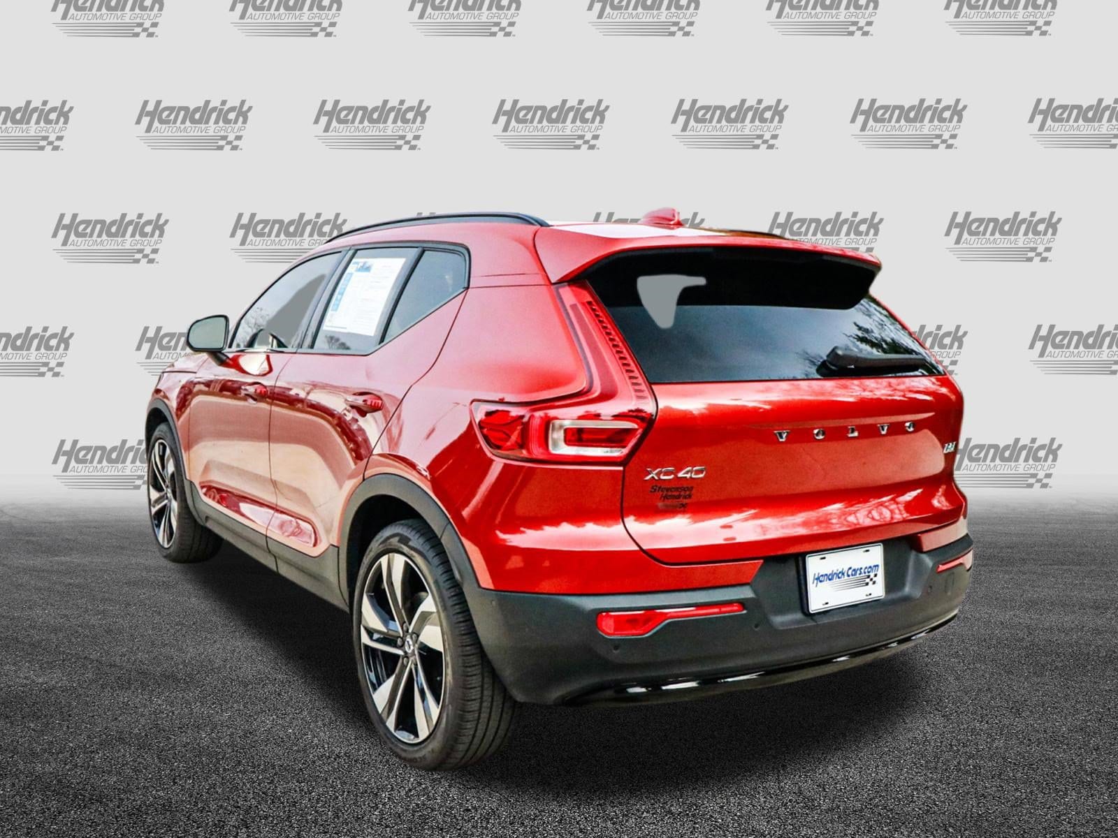 2025 Volvo XC40 Plus Dark Theme photo 5