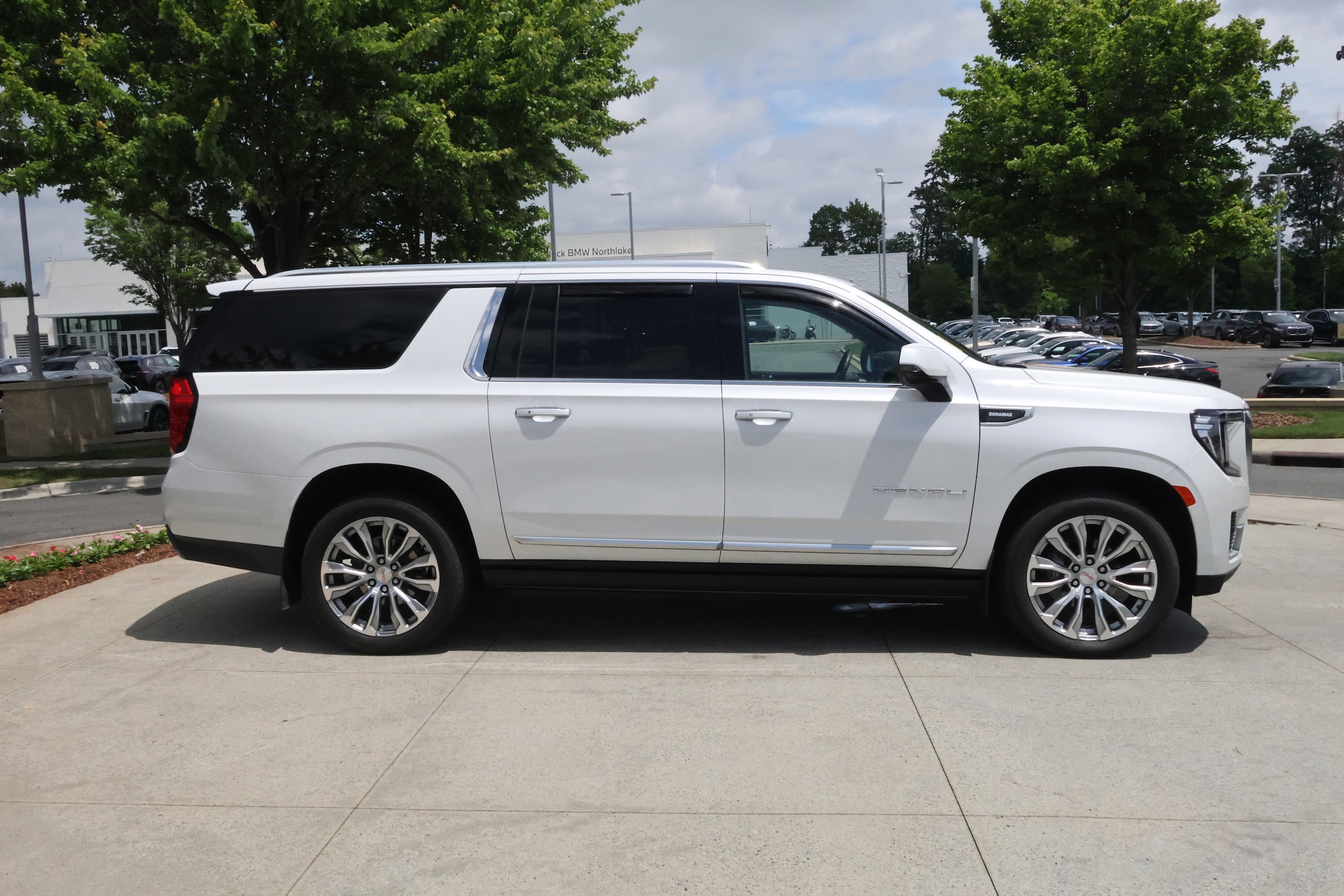 2023 GMC Yukon XL Denali photo 3