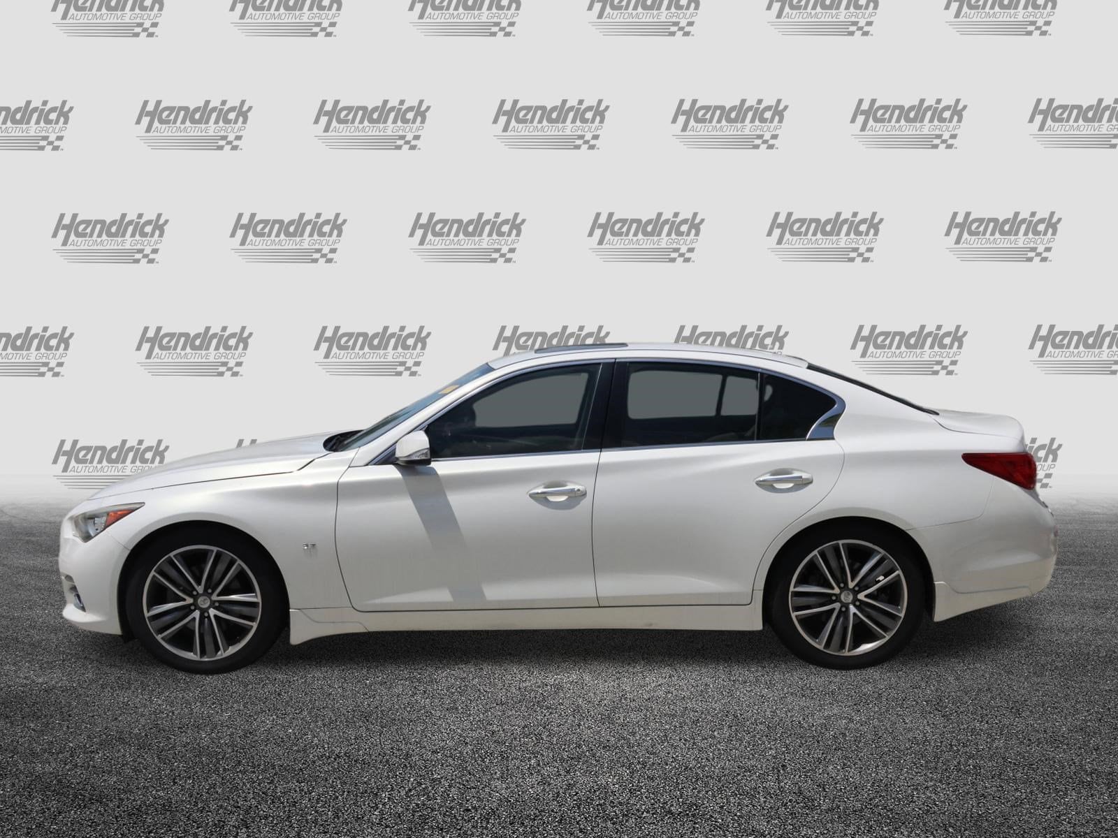 INFINITI Q50 Premium